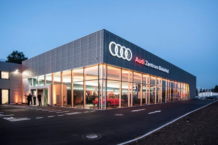 Die Arbeiten auf dem Grundstück des neuen Audi-Zentrums Bielefeld begannen vor eineinhalb Jahren. Zunächst mussten alte Gebäude einer Spedition abgegrissen werden, bevor der Terminal in Angriff genommen werden konnte. (Foto: Wellergruppe)