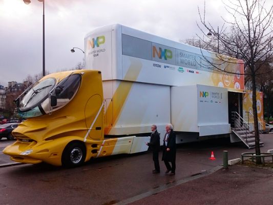 NXP Smarter World Tour: Mit einem 36-Tonner Doppeldecker-Truck fährt NXP in den nächsten Monaten durch Europa, um zusammen mit  Eventpartnern in einer mobilen Ausstellung 138 Vernetzungs- und IoT-Lösungen zu präsentieren. (Bild: Sebastian Gerstl)