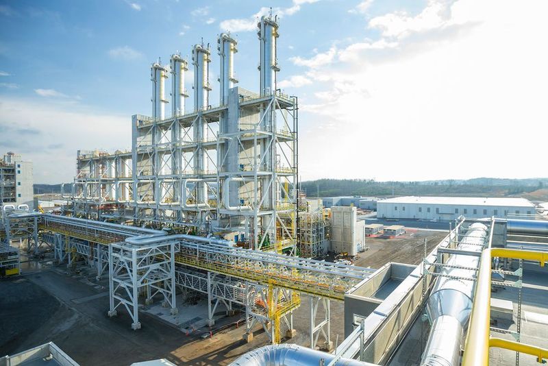 Distillation columns at the Charleston site in the US state of Tennessee, where Wacker produces hyperpure polysilicon for the solar sector. (Wacker)