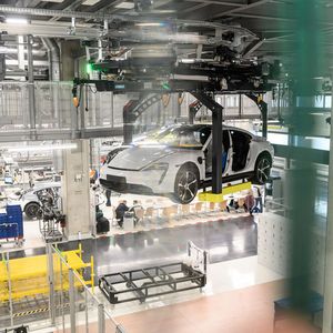 Die Endmontage im Porsche-Werk in Stuttgart-Zuffenhausen musste aus Platzgründen in die Höhe gebaut werden. (Bild:  Siemens AG)