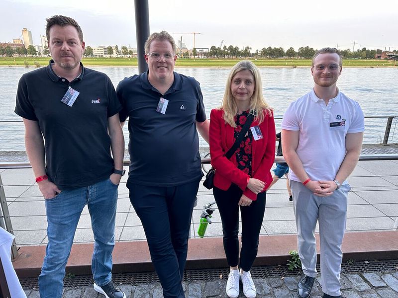 Monika Krafczyk (S&K) mit (v. l.) Shaker Abder-Rahman (Bora Computer), Patrick Vogel und Hannes Meinhard (Arctic). (Bild: Vogel IT-Medien GmbH)