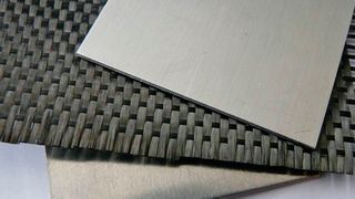 Das Fügen von Carbonfasergewebe mit über der Solidustemperatur liegendem Aluminium ist ein aktuelles Forschungsprojekt am Institut für Umformtechnik (IFU) an der Universität Stuttgart. (Bild: Marx)