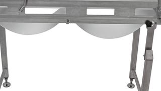 Über die gesamte Förderbandlänge können Hebel angebracht werden, damit der Gurt – sofern gewünscht – während der Reinigung gar nicht auf der Oberfläche aufliegt. (Bild: Dorner)