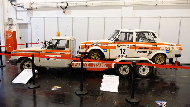 Einer bzw. zwei der ganz wenigen Ost-Oldtimer: der Wartburg W 353 Rallye Gruppe 2 auf dem Rücken eines von zwei gebauten Werkstransportern (Bild: Dominsky – VCG)