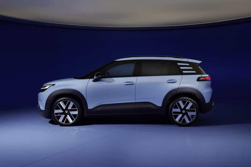 The three horizontal stripes on the C-pillar are striking. (Source: Volkswagen)
