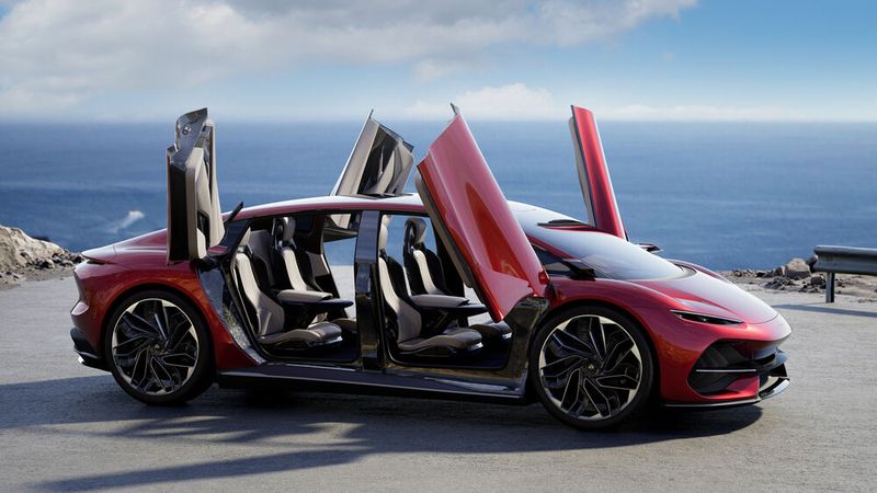 Die Flügeltüren sehen spektakulär aus und sollen einen bequemen Einstieg ermöglichen. (Bild: Aehra)