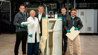 Gemeinsames Technologie-Upscaling für das Recycling von Hartschaum: Covestro und Fraunhofer Umsicht planen Pilot-Anlage. Projektteam (v.l.): Dr. Thomas Fehn, Group Manager Chemical Recycling and Downstream Processes, Fraunhofer Umsicht, Dr. Stefanie Eiden, Head of Pyrolysis Projects, Covestro, Dr. Stephan Schubert, Head of Enabling Technologies, Covestro, Dr. Alexander Hofmann, Head of Thermochemical Conversion Technologies, Fraunhofer UMSICHT, M. Eng. Sebastian Hänisch, Chemical Recycling and Downstream Processes, Fraunhofer Umsicht (Bild: Sabrina Bauer / Fraunhofer UMSICHT)