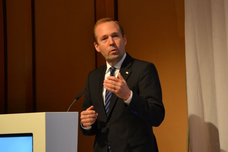 Philip Pfohe, Vorsitzender der European Ford Dealer Association, schildert die wichtigsten Eckpunkte der neuen Ford-Strategie. (Foto: Mauritz)
