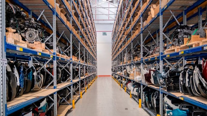 Über 20.000 Ersatzteile aus alten Fahrzeugen hat Stellantis in Italien gelagert.(Bild:  Stellantis)