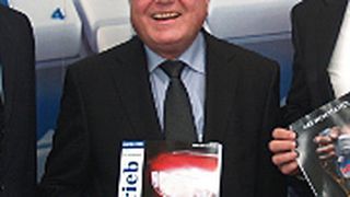 Volker Prüfer präsentiert den DAT-Report 2010. (Archiv: Vogel Business Media)