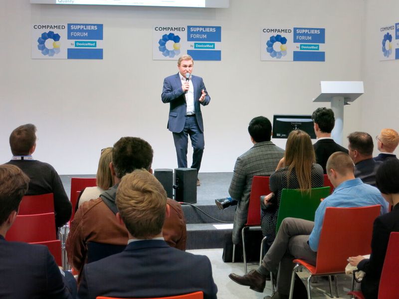 Alle Stühle besetzt waren im Compamed Suppliers Forum by Devicemed vor allem dann, wenn es um die Regulatory Affairs ging – so wie hier im Bild beim Devicemed-Kolumnisten Stefan Bolleininger (Be-on-Quality), der sich bei seinem Vortrag zum aktuellen Stand der MDR über rund 50 Zuhörer freuen durfte. (Bild: Reinhardt / Devicemed)