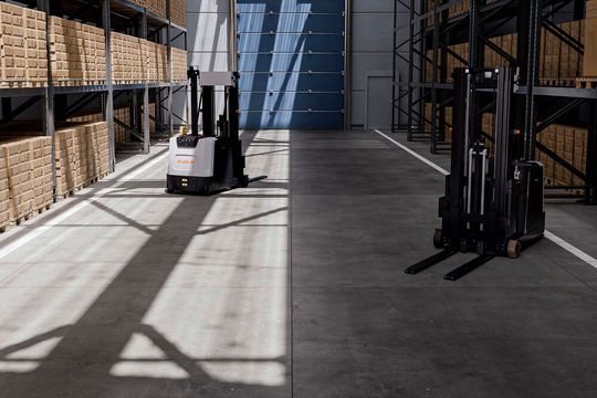 Mit seiner Bauweise eignet sich der KMF 1500P-CB für die stabile und flexible Handhabung geschlossener und offener Paletten.(Bild:  Kuka)