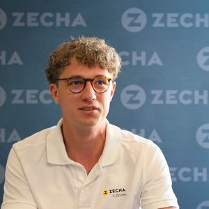 Mit dem Einstieg von Yannik Zecha im vergangenen Jahr übernimmt erstmals die dritte Generation Verantwortung im Familienunternehmen. Als Mitinhaber und Geschäftsführer führt er gemeinsam mit seinem Vater Stefan Zecha die Erfolgsgeschichte des Unternehmens fort.(Bild:  Maschinenmarkt/rw)