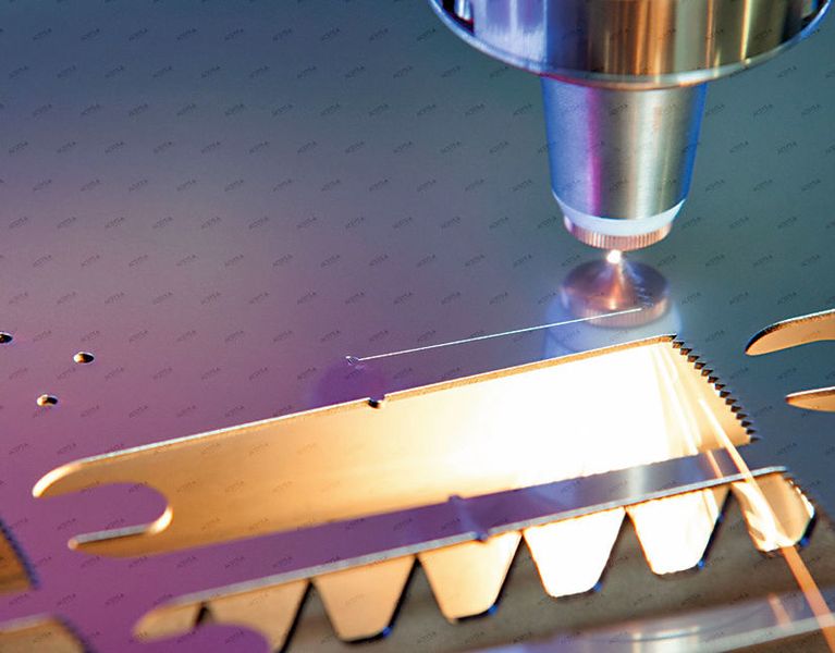 Die Knochensägeblätter aus Edelstahl werden nicht nur per Laser beschriftet, sondern vorher auch per Laser geschnitten. (Acsys Lasertechnik)