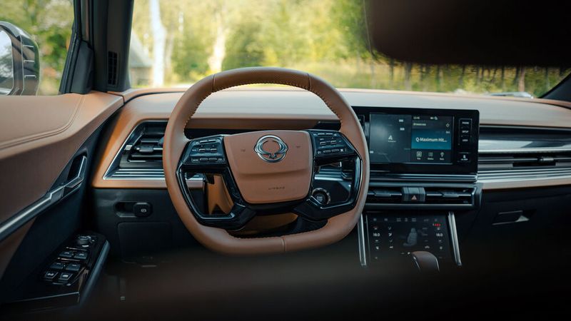 Das Armaturenbrett ist von horizontalen Linien geprägt. (Bild: Ssangyong)