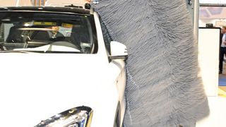 Die  „K!Brush iQ“-Seitenbürste der neuen „Klean!Star iQ“-Waschanlage passt sich mit bis zu sieben verschiebbaren Segmenten auch an stark konturierte Fahrzeuge an. (Holz)