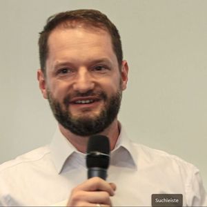 In seinem Vortrag im Plenum stellte Digital Solutions Consultant Niklas Neef die Plattform My rConnect vor, die speziell für die EDM-, Fräs- und Lasertexturierungsmaschinen von GF Machining Solutions entwickelt wurde.(Bild:  Maschinenmarkt)