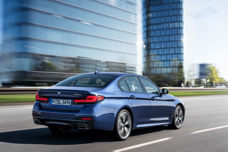 Ganz neu, aber ausschließlich für die Limousine zu haben, ist ein Steckdosen-Hybrid auf Sechszylinderbasis mit 290 kW/394 PS und Allradantrieb. (Bild: BMW)