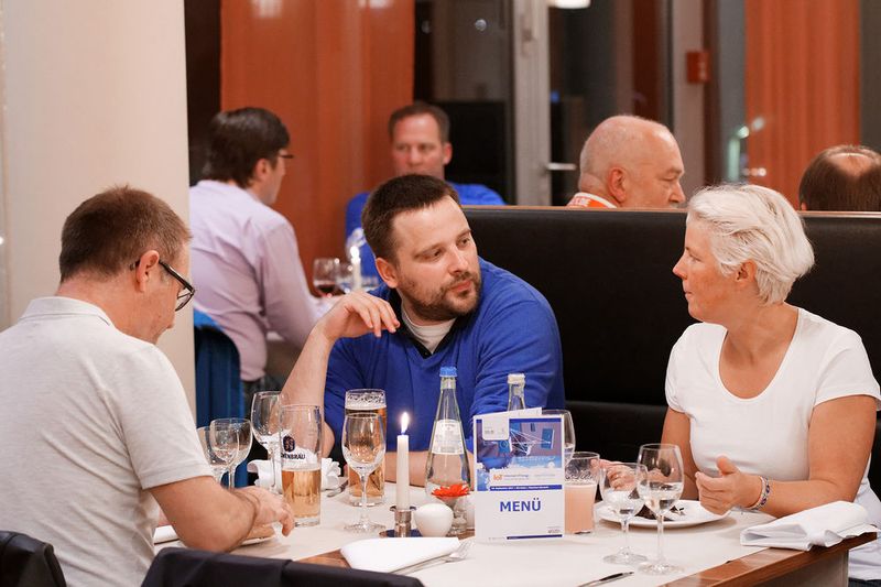 In lockerer Atmospähre konnten Teilnehmer, Referenten und Aussteller den Tag revue passieren lassen. (Bild: EP)