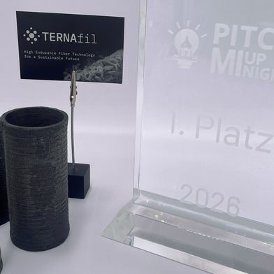 Für die Entwicklung der Hochleistungs-Hybridfaser Maxcarbon hat das Team von Ternafil den 1. Preis bei der PitchMiUp-Night 2026 in Minden gewonnen. (Bild: Institut für Textiltechnik (ITA) der RWTH Aachen University)
