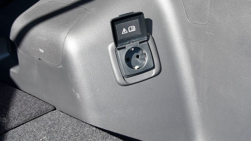 ... befindet sich in der Intro- und Top-Variante eine 230-Volt-Steckdose. (Bild: Simon/»kfz-betrieb«)