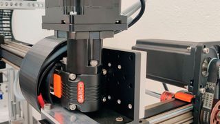 In der automatisierten Anlage sollen neue Materialien für die Wirkstoffforschung und die Materialwissenschaften durch eine Kombination aus etabliertem Equipment und Open-Hardware-Komponenten hergestellt werden. (Patrick Hodapp, KIT)