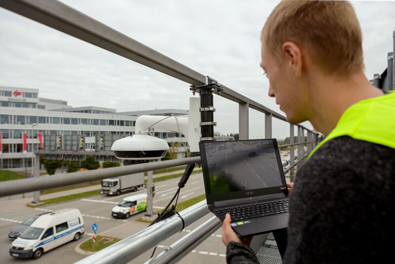 Mit Hilfe modernster Sensortechnik und KI erstellt das Forschungsteam einen digitalen Zwilling des Verkehrsgeschehens. (Sebastian Kissel / TUM )