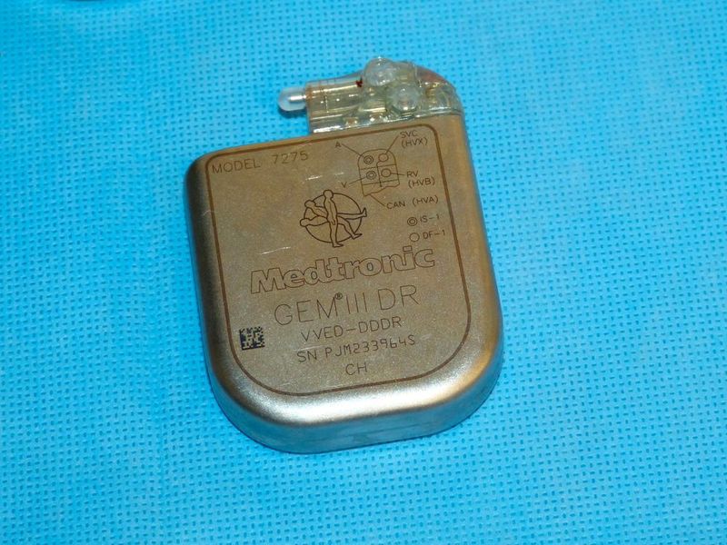 Zu den Neuerungen gehört unter anderem die verpflichtende Einführung eines Implantate-Passes, zum Beispiel für Herzschrittmacher wie den GEM III DR von Medtronic. (gemeinfrei)