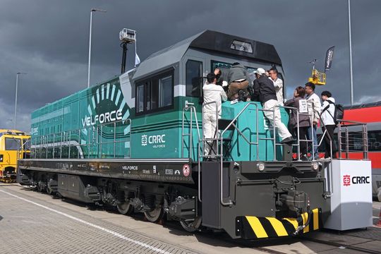Die 2.000 kW starke Brennstoffzellenlok mit Batteriespeicher von CRRC, hier während der Aufbauphase.(Bild:  © 2026 Richard Oed)