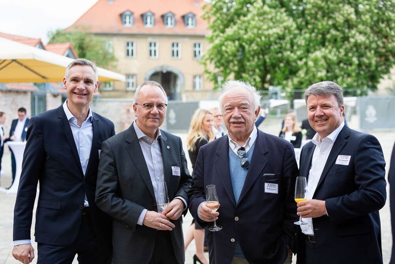 Sichtlich erfreut über die neue Location „Gut Wöllried“ und die angenehme Atmosphäre waren auch (v.l.): Tosten Stoer von der BDK, Ulrich Köster und Ehrenpräsident Bernhard Enning vom ZDK sowie Achim Kreyenpoth (ebenfalls BDK). (Stefan Bausewein)