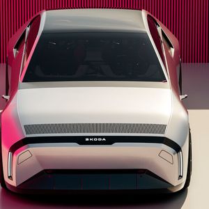 Am vorderen Ende der Motorhaube gibt es ebenfalls markante Lüftungsschlitze.(Bild:  Skoda)