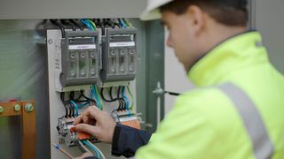 Die Reihenklemmen Topjob S mit Hebel von Wago ermöglichen einen einfachen und werkzeuglosen Anschluss der Naturwertstoffanlage. (Wago)