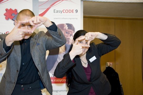 Die Suche nach dem richtigen Bildausschnitt: Saskia Kühner (rechts) von Easycode ist unserer Fotografin gerne behilflich. (Bild: Elisabeth Wiesner)