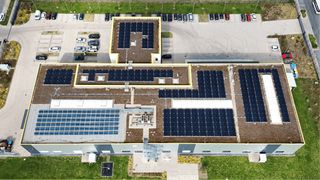 Die neue Photovoltaikanlage am Firmenstandort in Mainz-Kastel. (Bild: Netter Vibration)