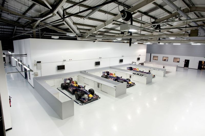 Manchmal sind es nur wenige Tage zwischen den Rennen oder Tests. Daher ist Effizienz das A und O, damit die Wagen rechtzeitig fertig werden. (Bild: Red Bull Racing)