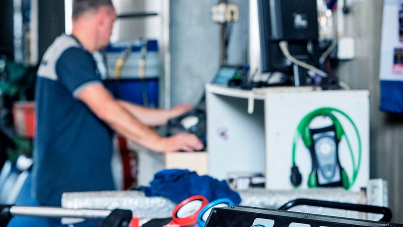 Wenn Kfz-Betriebe Klimaanlagen von Fahrzeugen warten und reparieren, müssen sie die  Vorgaben der EU-F-Gase-Verordnung (ChemKlimaschutzV) beachten, die nun national umgesetzt wurde. (Bild:  ProMotor)