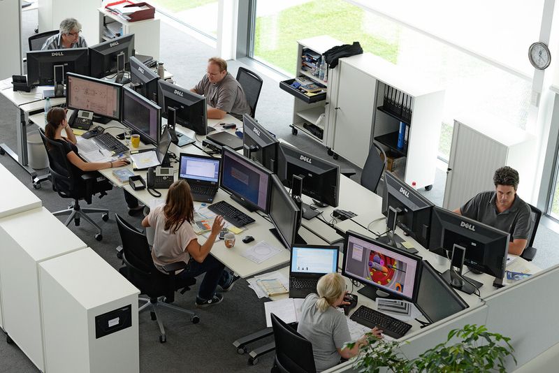 Der Projektleiter am Kopf, Mitarbeiter aus Entwicklung, Produktion, Marketing und Vertrieb in einer Achse unmittelbar daneben – „die Leute sollen sich zusammenhocken, nicht meeten“. (Bild: Untch)