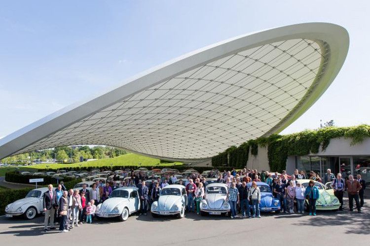 „Käfer“-Clubs aus aller Herren Länder gaben sich zur Geburtstagsfeier in Wolfsburg ein Stelldichein. (Foto: VW)