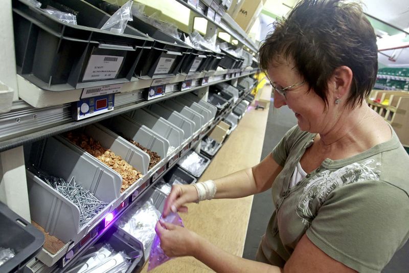Rosa Licht für rosa Tüte: Die Kunden profitieren ebenfalls von der Farbkennzeichnung, denn sie können die Schrauben schneller zuordnen. Bild: KBS (Archiv: Vogel Business Media)