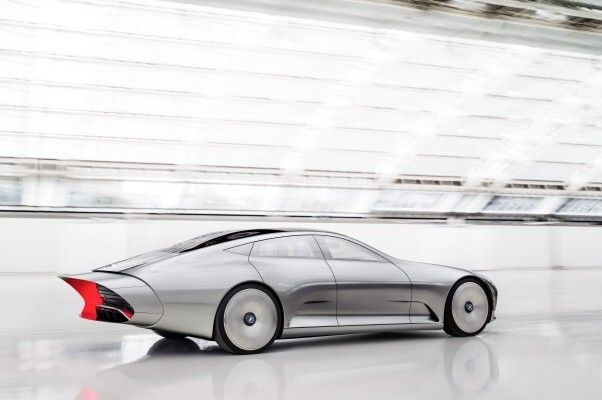 Das Mercedes-Benz Concept IAA (Intelligent Aerodynamic Automobile) ist zwei Autos in einem: Aerodynamik-Weltrekordler mit einem cw-Wert von 0,19 und viertüriges Coupé mit faszinierendem Design. Die Studie, die auf der IAA in Frankfurt ihre Weltpremiere erlebt, schaltet ab einer Geschwindigkeit von 80 km/h automatisch vom Design-Modus in den Aerodynamik-Modus und verändert durch zahlreiche aktive Aerodynamik-Maßnahmen ihre Gestalt. (Bild: Mercedes-Benz)