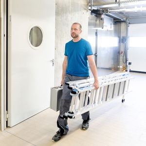 Locker am „langen Arm“ ist die Skymaster Plus X trotz ihrer nutzbaren Gesamtlänge von fast 6 Metern, weil sie nur 18,8 Kilogramm wiegt.(Bild:  Zarges)