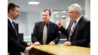 Die drei Wago-Experten (von links) Marco Schrader, Market Management Transport, Burkhard Niemann, Produktmanagement Schaltanlagenbau und Maschinenbau, und Andreas Brettschneider, Produktmanagement Interconnection/Gebäudeinstallation, diskutieren die unterschiedlichen Anforderungen die Klemmen in ihren Branchen – und welche Trends in der Verbindungstechnik die Zukunft bringt. (Wago)