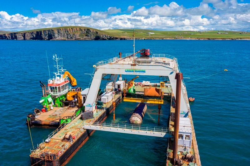 Microsoft's Project Natick - before its sinking off the Scottish Orkney Islands and after its lifting. The container was less dirty after two years than project managers had expected. According to Microsoft, the container and its contents were recycled and the seabed was restored to its original state. (Image:Microsoft)