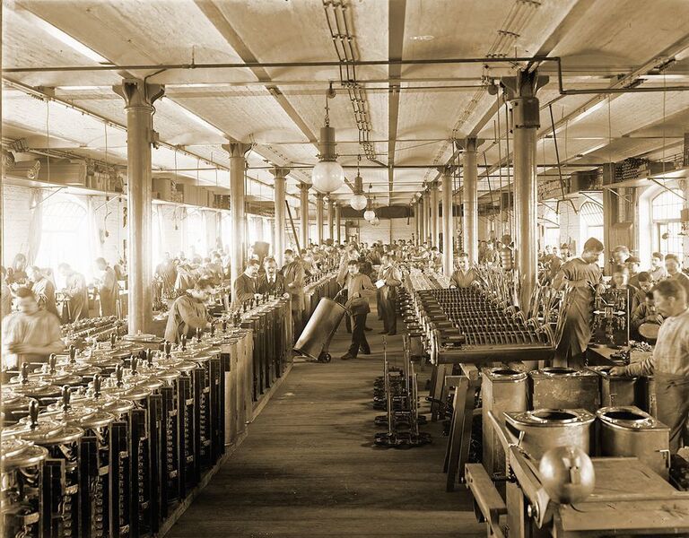 Werkstatt für Fahrschalterbau bei Siemens & Halske in Berlin im Jahr 1900. (Siemens Historical Institute)