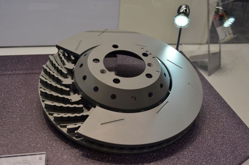 Zweiteilige Bremsscheibe von Zimmermann, mit der unter anderem der Porsche Panamera 4.8 Turbo ausgestattet ist. (Rehberg / kfz-betrieb)