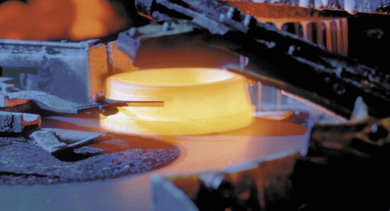 Schmieden von Wälzlagerringen: Hochwertige Stähle erhöhen die Funktionssicherheit und Lebensdauer der Produkte. (Schaeffler)