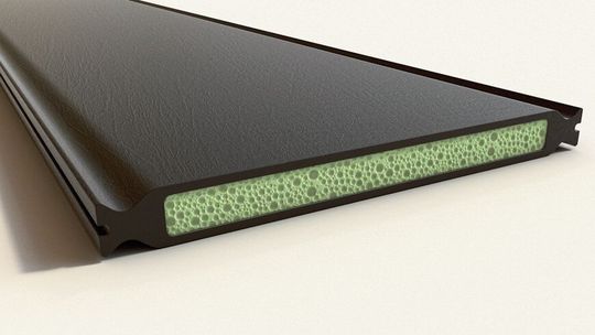 Einbaufertig: Der Alpet-Dämmsteg aus Kunststoff. Die grünliche Farbe des Füllmaterials rührt von der Verwendung von PET aus rezyklierten Flaschen her. Einbaufertig: Der Alpet-Dämmsteg aus Kunststoff. Die grünliche Farbe des Füllmaterials rührt von der Verwendung von PET aus rezyklierten Flaschen her.
