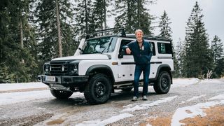 Erfolgreicher Härtetest in den Alpen: Jim Ratcliffe an einem Prototyp des Ineos Grenadier. (Bild: Chris Riefenberg/Ampnet)