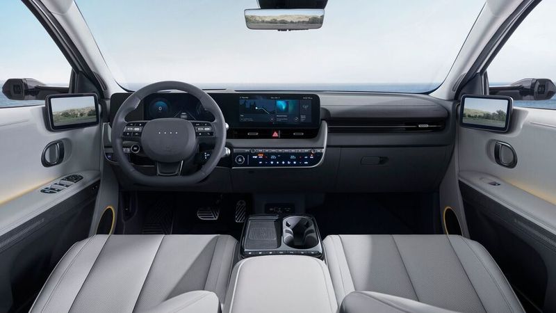 In der Mittelkonsole befindet sich im oberen Teil der Multifunktions-Insel nun eine physische Taste, mit der häufig genutzte Funktionen bedient werden können. (Bild: Autoren-Union Mobilität/Hyundai)