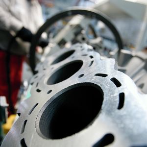 Die Beschäftigten der Metall- und Elektroindustrie haben 2012 eine beachtliche  Wirtschaftsleistung erarbeitet.